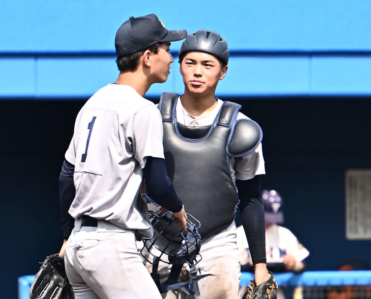 桐蔭学園対慶応　7回表桐蔭学園1死満塁、寺沢に適時打を許した小宅（左）と加藤（撮影・滝沢徹郎）