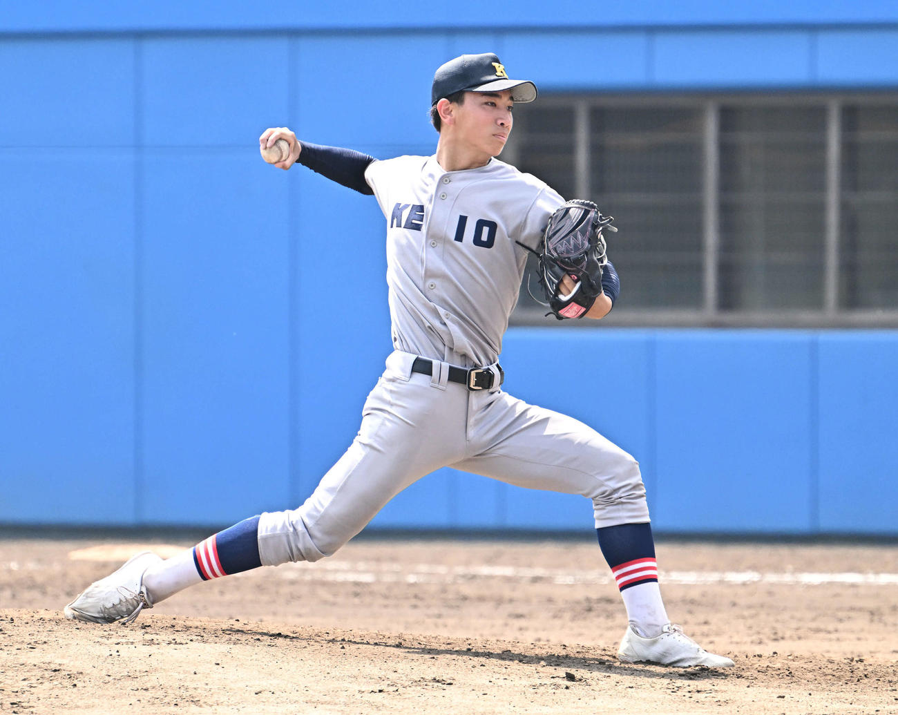 桐蔭学園対慶応　4回表途中から慶応2番手で登板する小宅（撮影・滝沢徹郎）