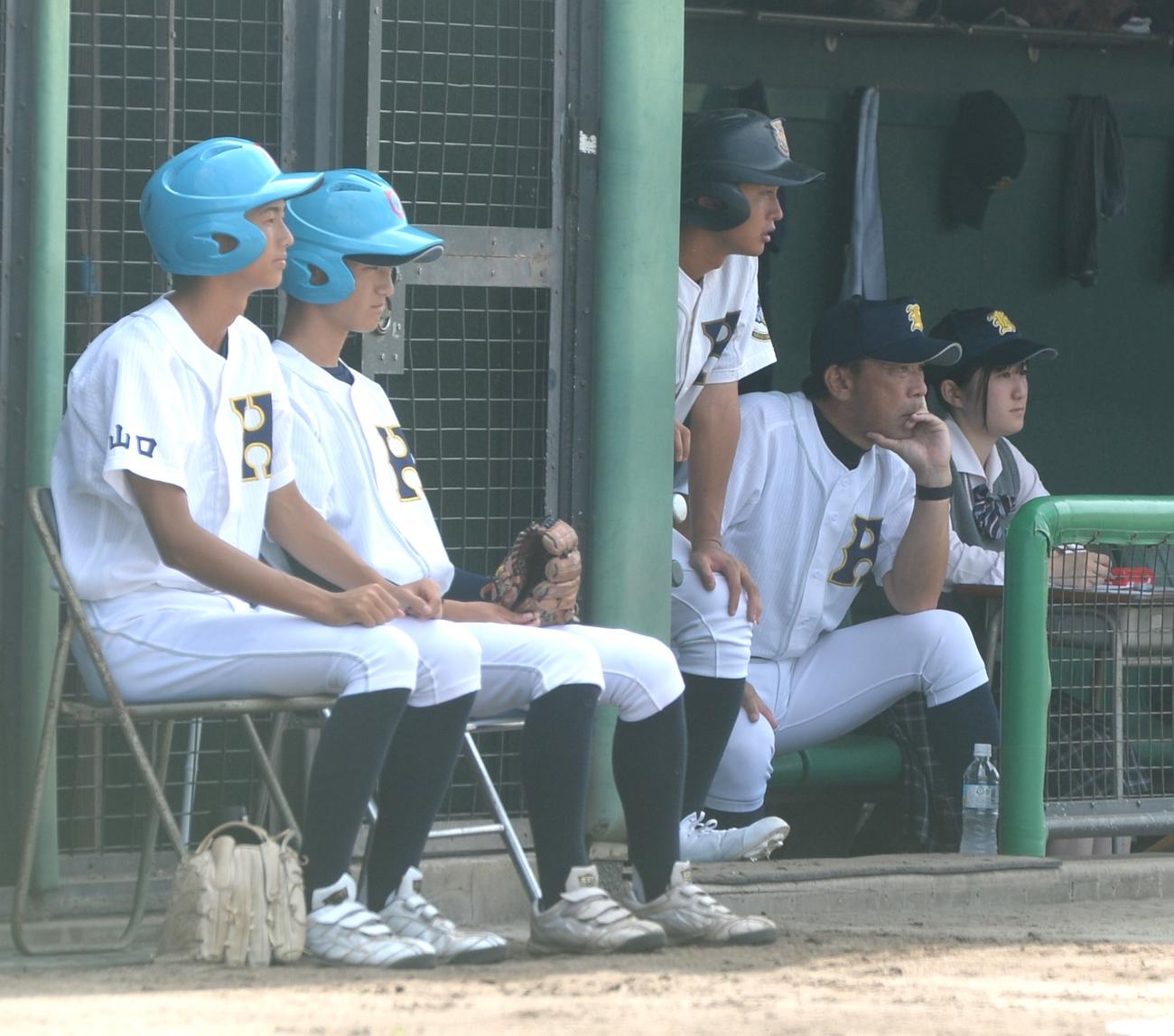 萩商工対早鞆　ベンチで戦況を見守る早鞆・大越監督（右から2人目）（撮影・佐藤究）