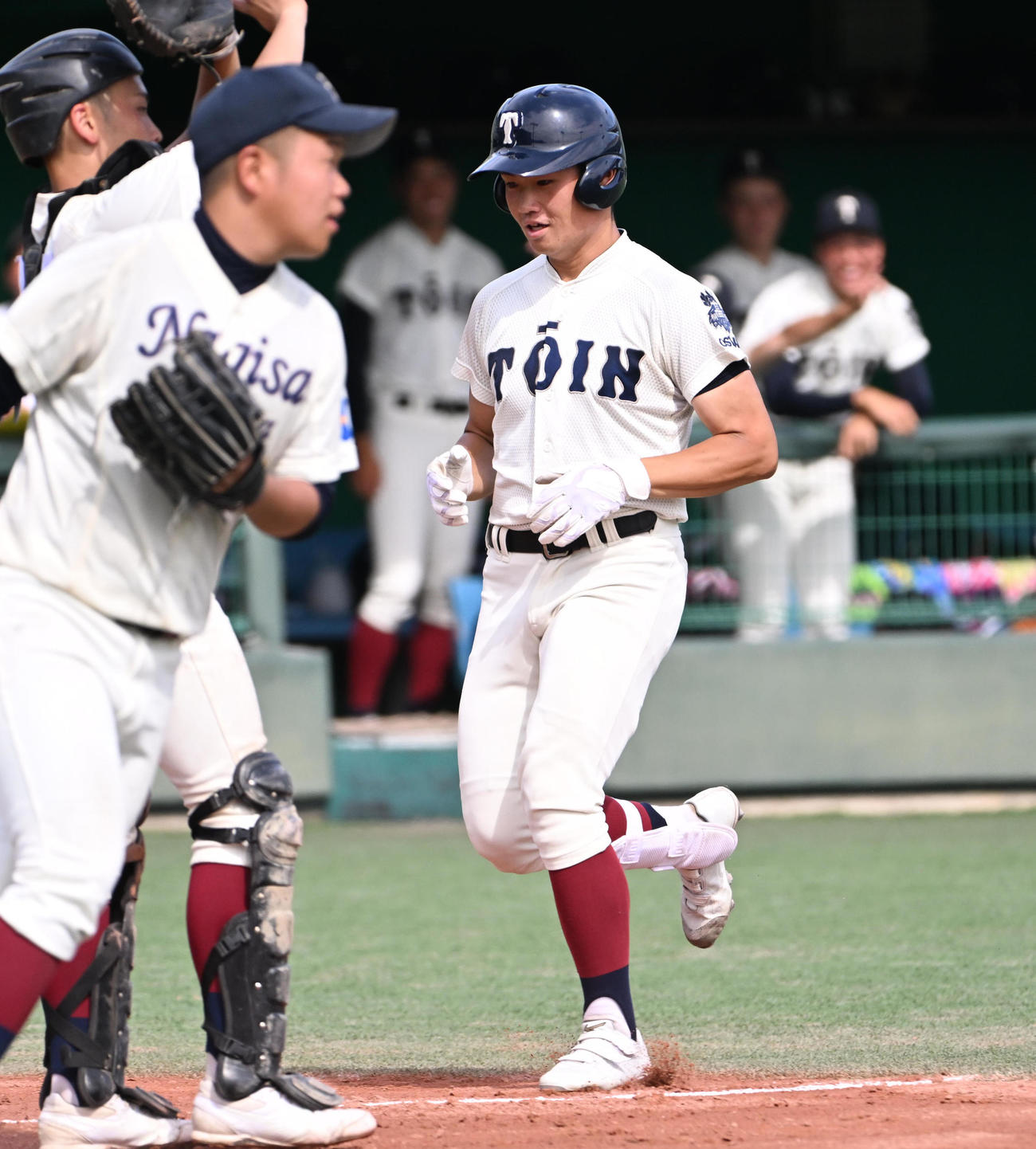 大阪桐蔭対枚方なぎさ　4回表大阪桐蔭1死二塁、内山彰梧（右）はランニング本塁打を放ち生還する（撮影・石井愛子）