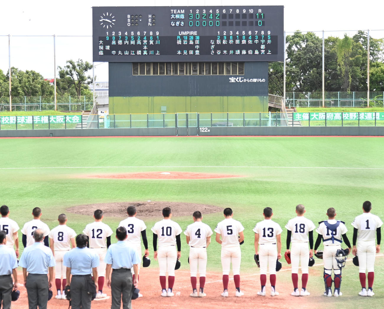 大阪桐蔭対枚方なぎさ　2試合連続コールド勝ちを果たし校歌を歌う大阪桐蔭ナイン（撮影・石井愛子）