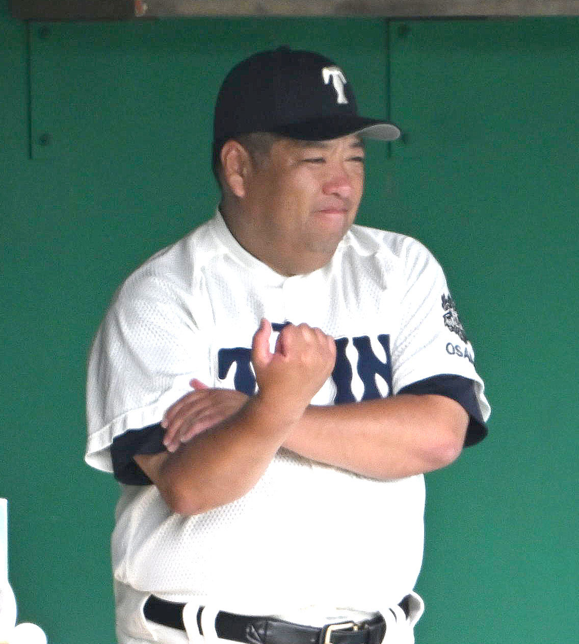 大阪桐蔭対枚方なぎさ　サインを送る大阪桐蔭・西谷浩一監督（撮影・石井愛子）