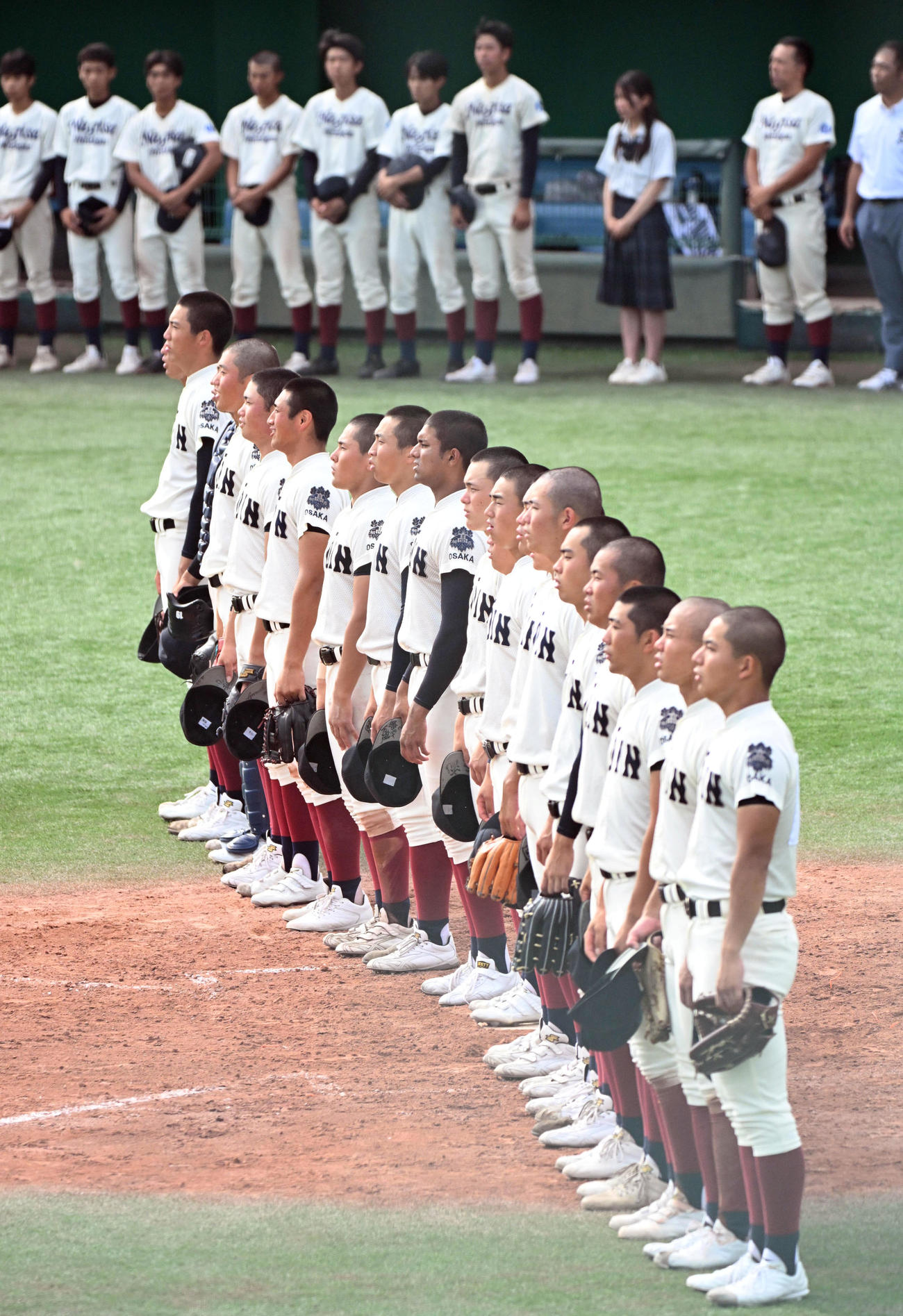 大阪桐蔭対枚方なぎさ　枚方なぎさに勝利し校歌を歌う大阪桐蔭ナイン（撮影・石井愛子）