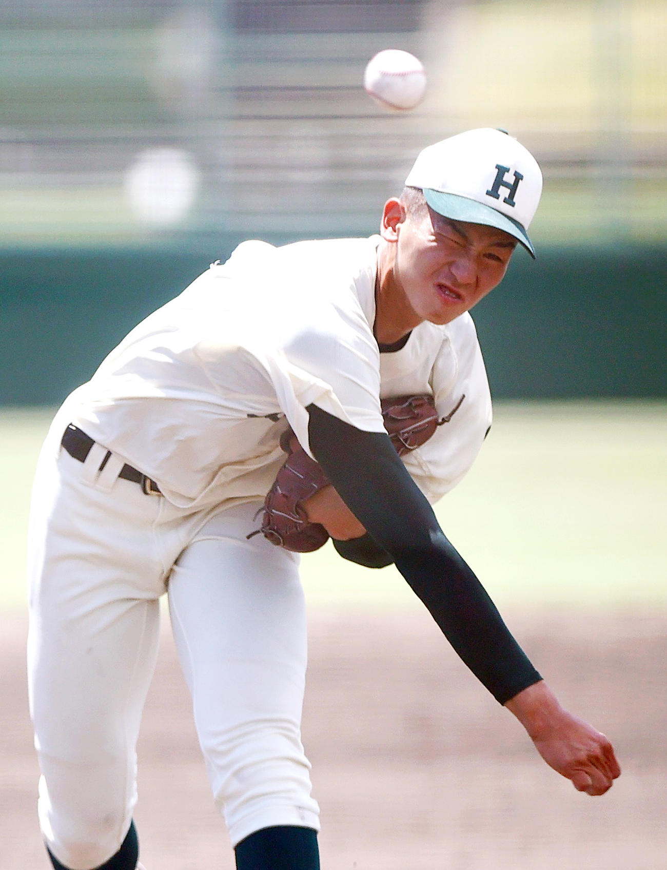 報徳学園対星陵　力投を見せる報徳学園の今朝丸（撮影・上山淳一）