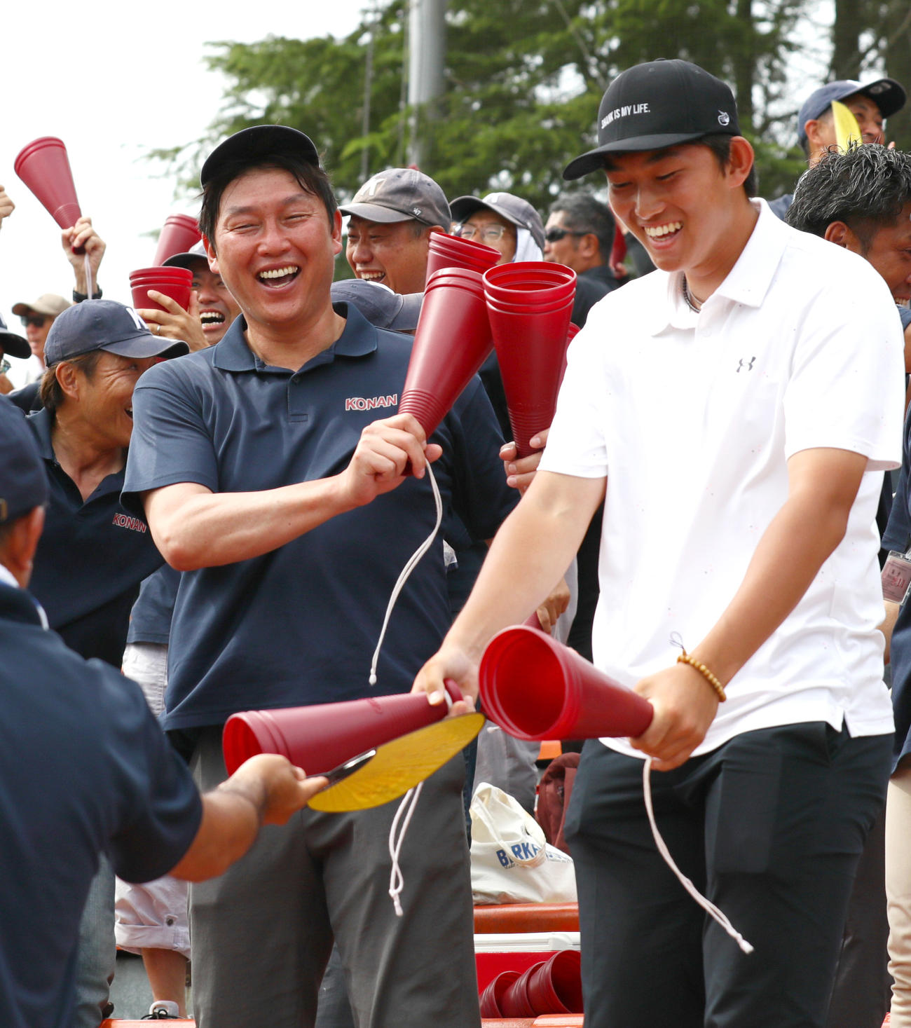 甲南対西宮今津　9回裏サヨナラで甲南が勝利し歓喜する広島の新井監督。右は長男・亮規浩さん（撮影・上山淳一）