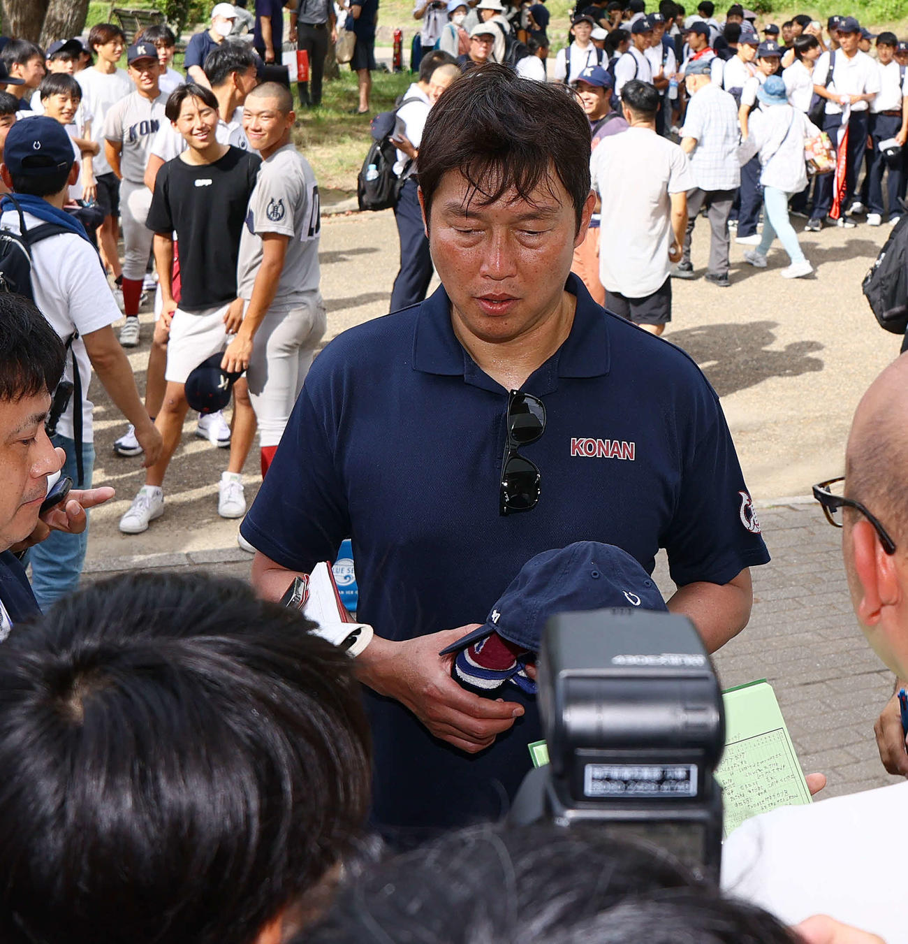 甲南対西宮今津　取材を受ける広島新井監督を笑顔で見つめる次男・颯真（左奥）（撮影・上山淳一）