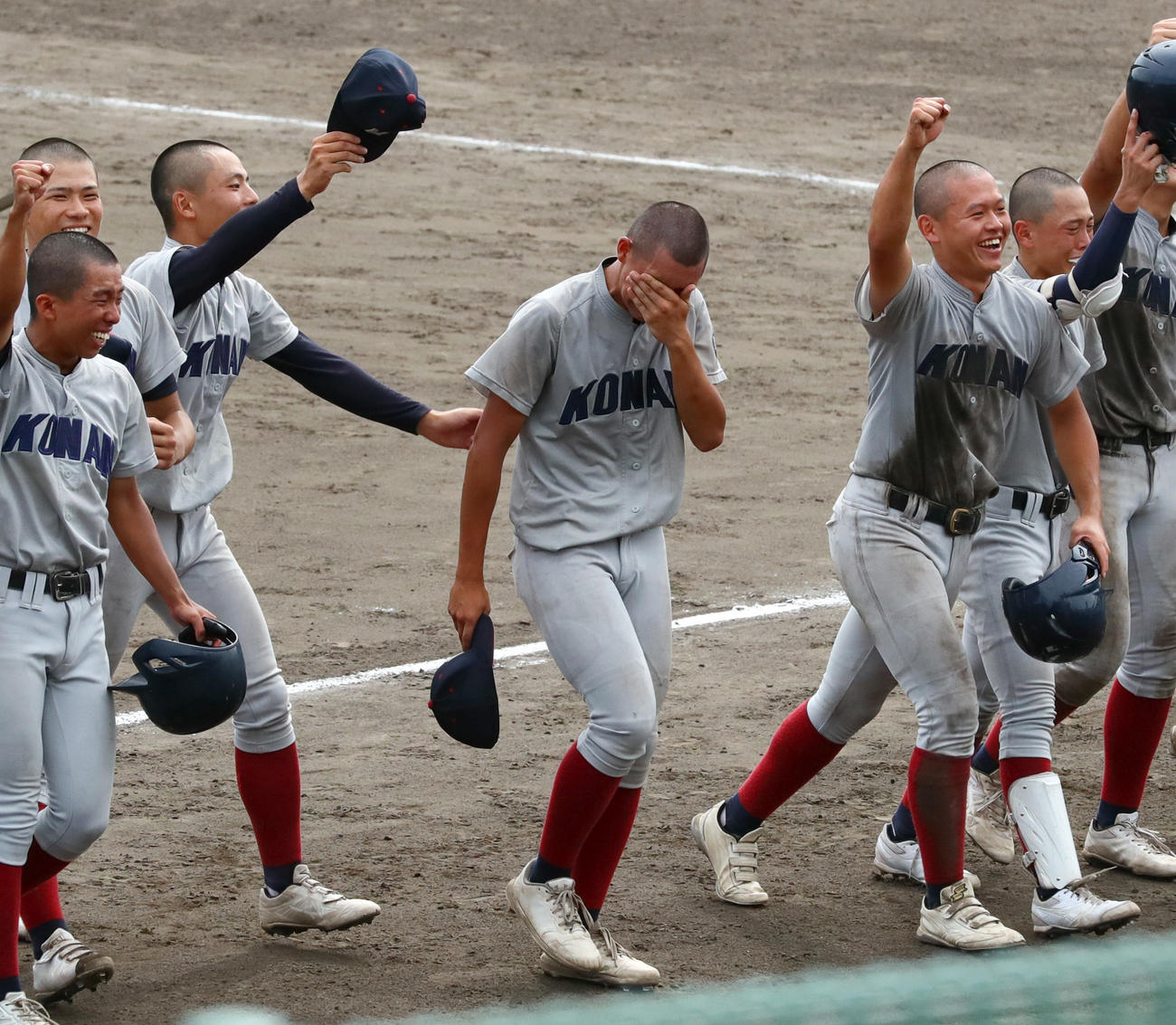 甲南対西宮今津　サヨナラで西宮今津に勝利した甲南・新井（中央）は応援団にあいさつし目頭をおさえる（撮影・上山淳一）