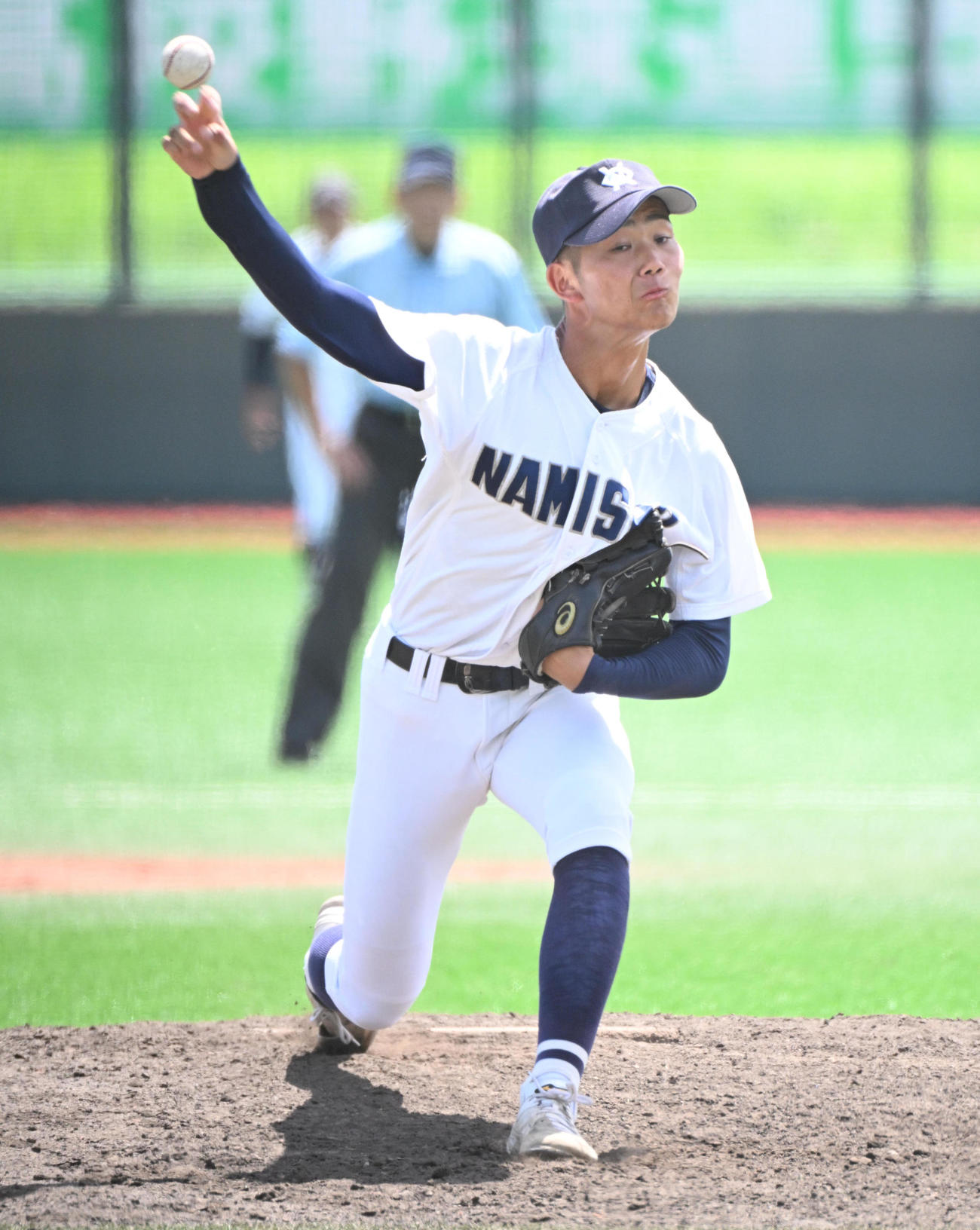 三国丘対大体大浪商　6回表無死満塁から登板し後続を抑えた大体大浪商・郷上（撮影・石井愛子）