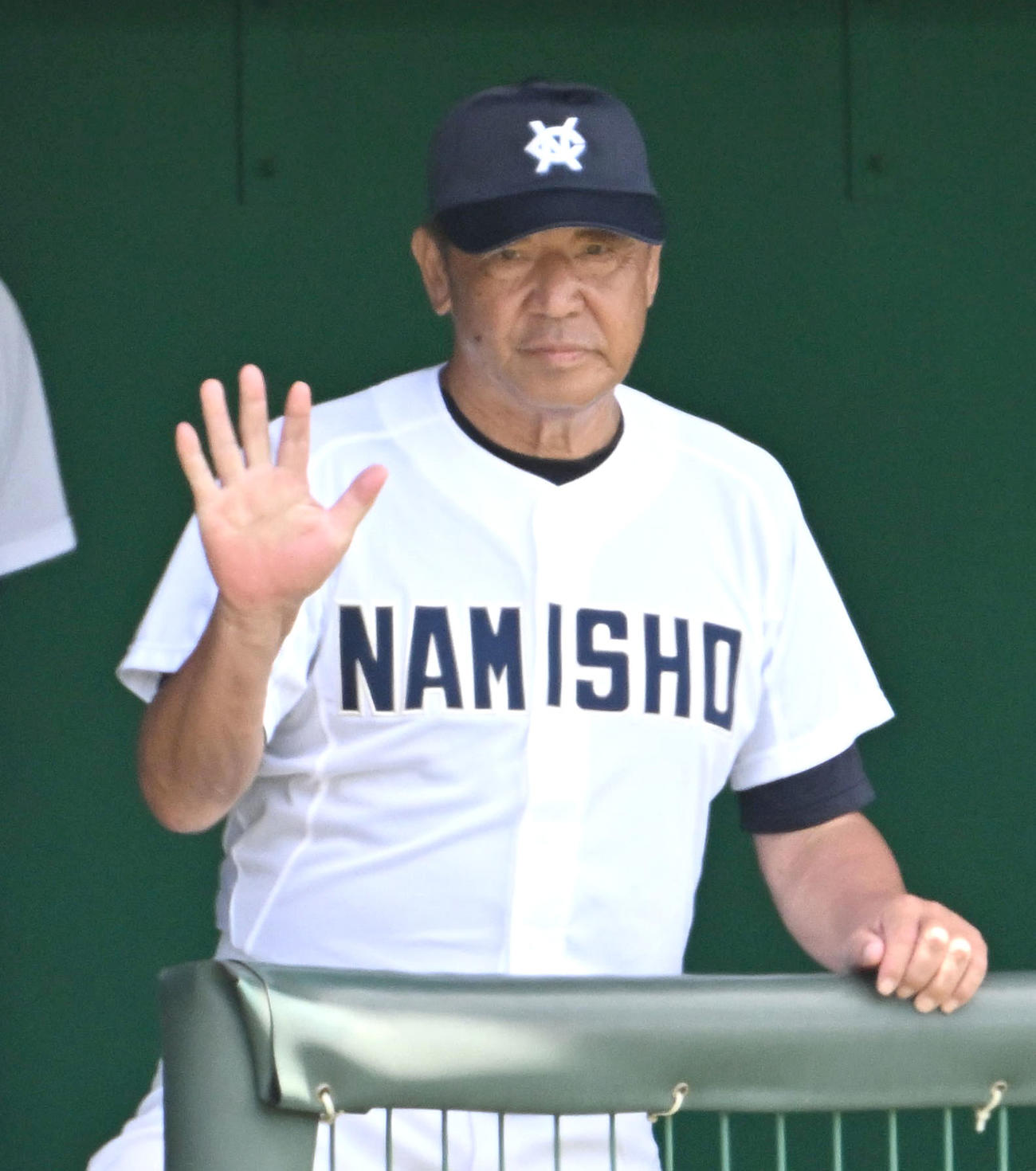 三国丘対大体大浪商　選手に合図を送る大体大浪商の中村好治監督（撮影・石井愛子）