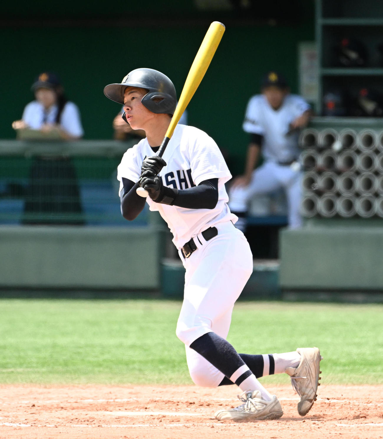 三国丘対大体大浪商　7回裏大体大浪商無死3塁、安部波琉は左適時打を放つ（撮影・石井愛子）