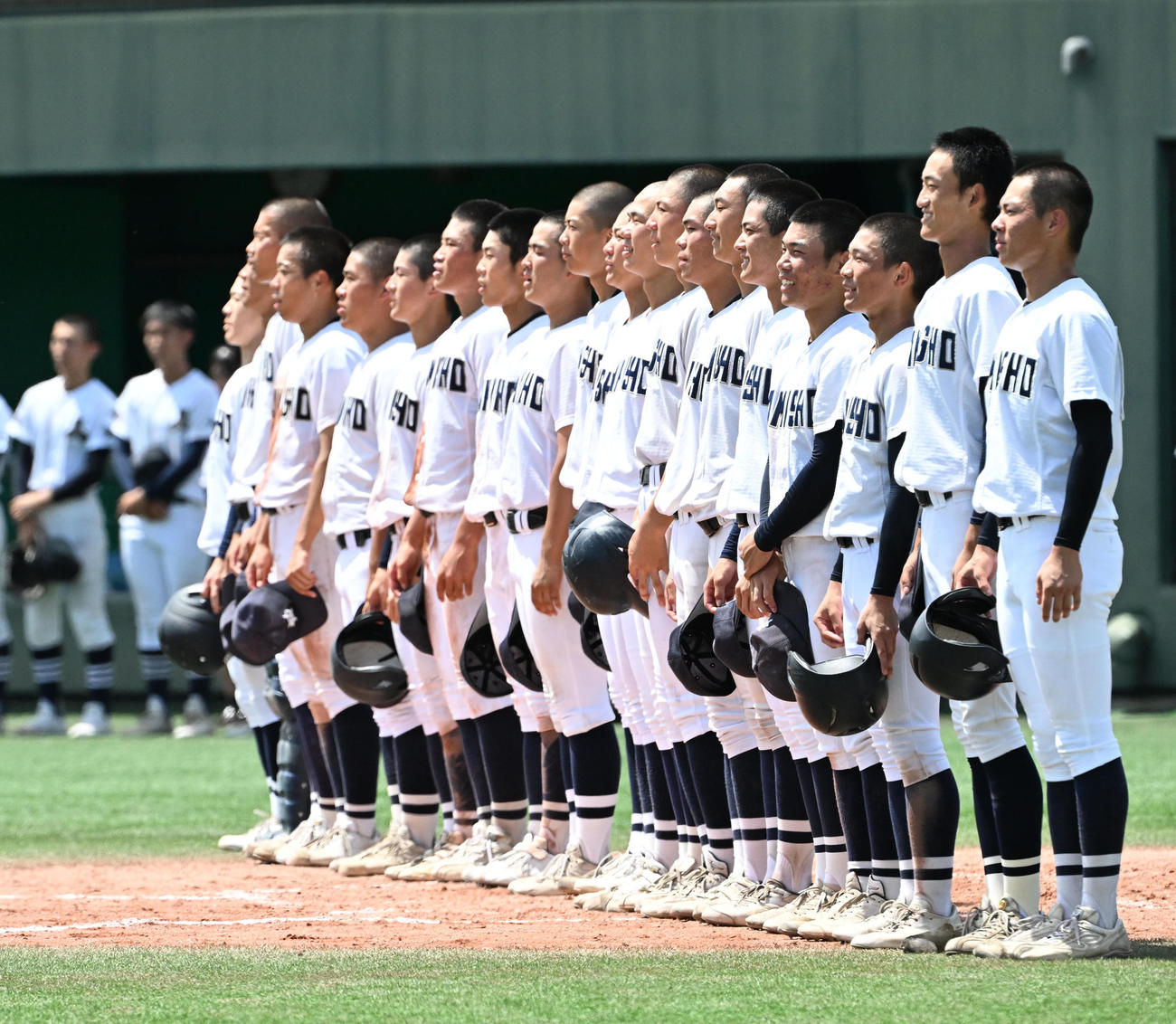 三国丘対大体大浪商　三国丘に勝利し校歌を歌う大体大浪商ナイン（撮影・石井愛子）