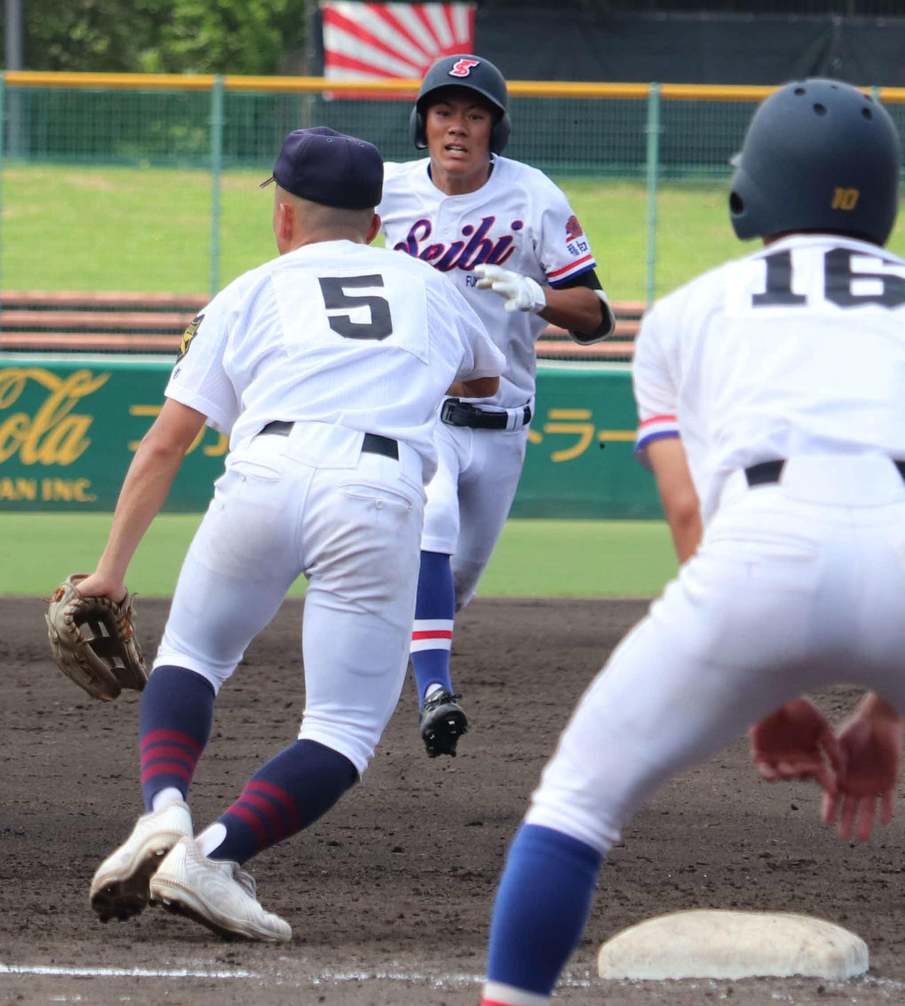 北嵯峨対福知山成美　5回裏福知山成美1死、森下は左翼に打球を放ち三塁に向かう（撮影・中島麗）