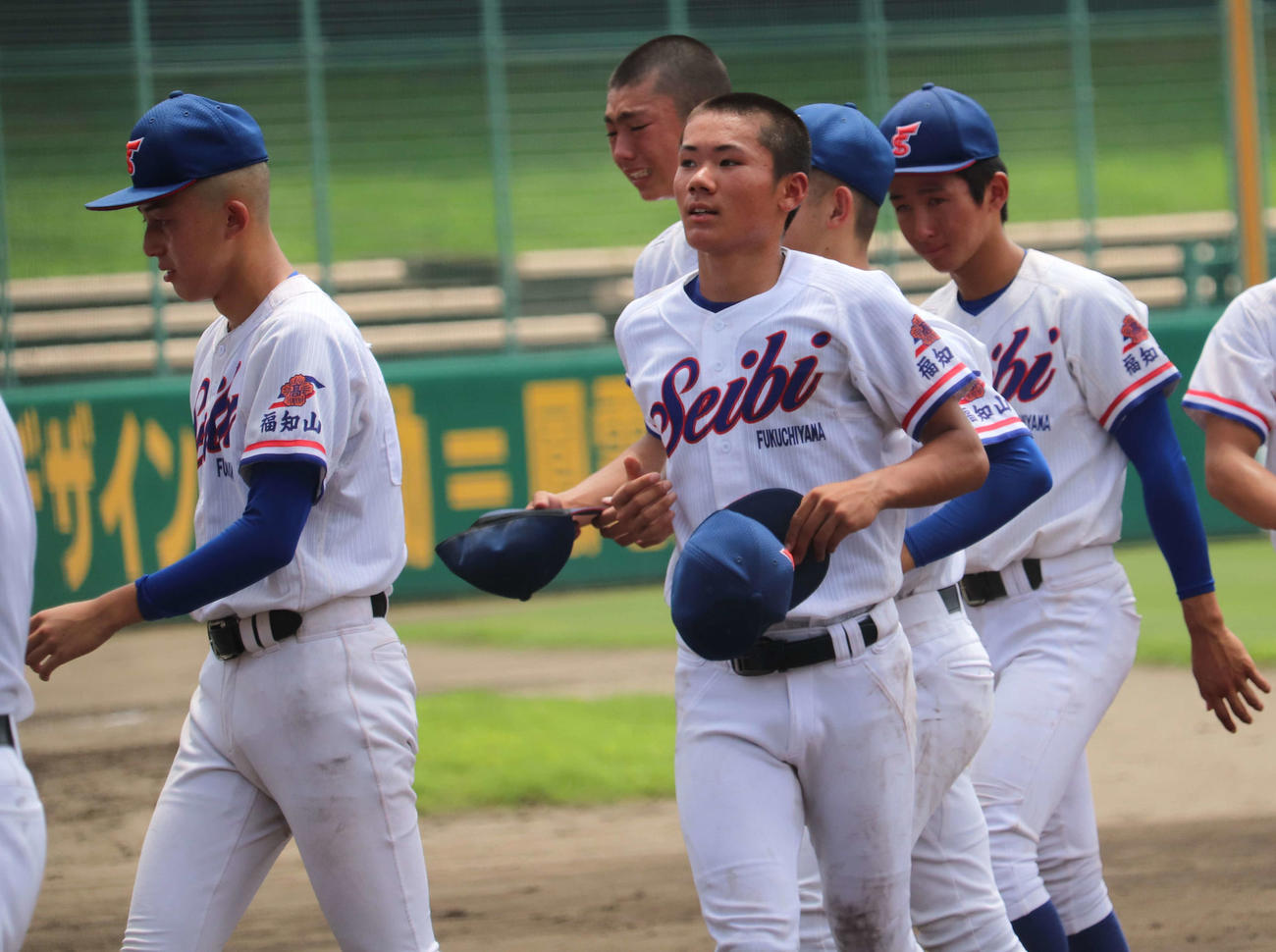 北嵯峨対福知山成美　試合後、ベンチに帰る福知山成美の森下渓介外野手（2年、写真中央）