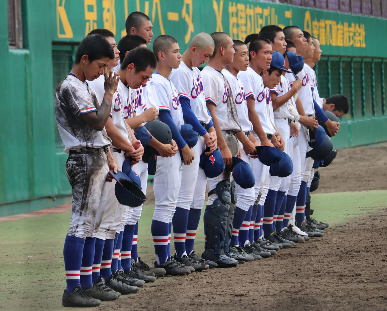北嵯峨対福知山成美　福知山成美の森下渓介外野手（2年、左端から10番目）