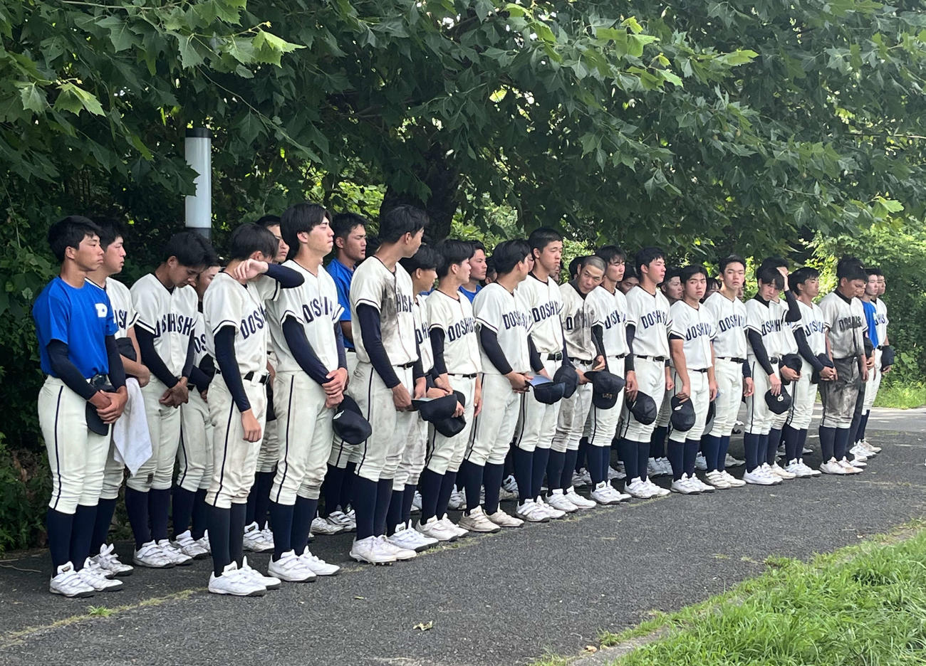 試合終了後、保護者に挨拶をする同志社香里の選手たち（撮影・斉藤龍平）