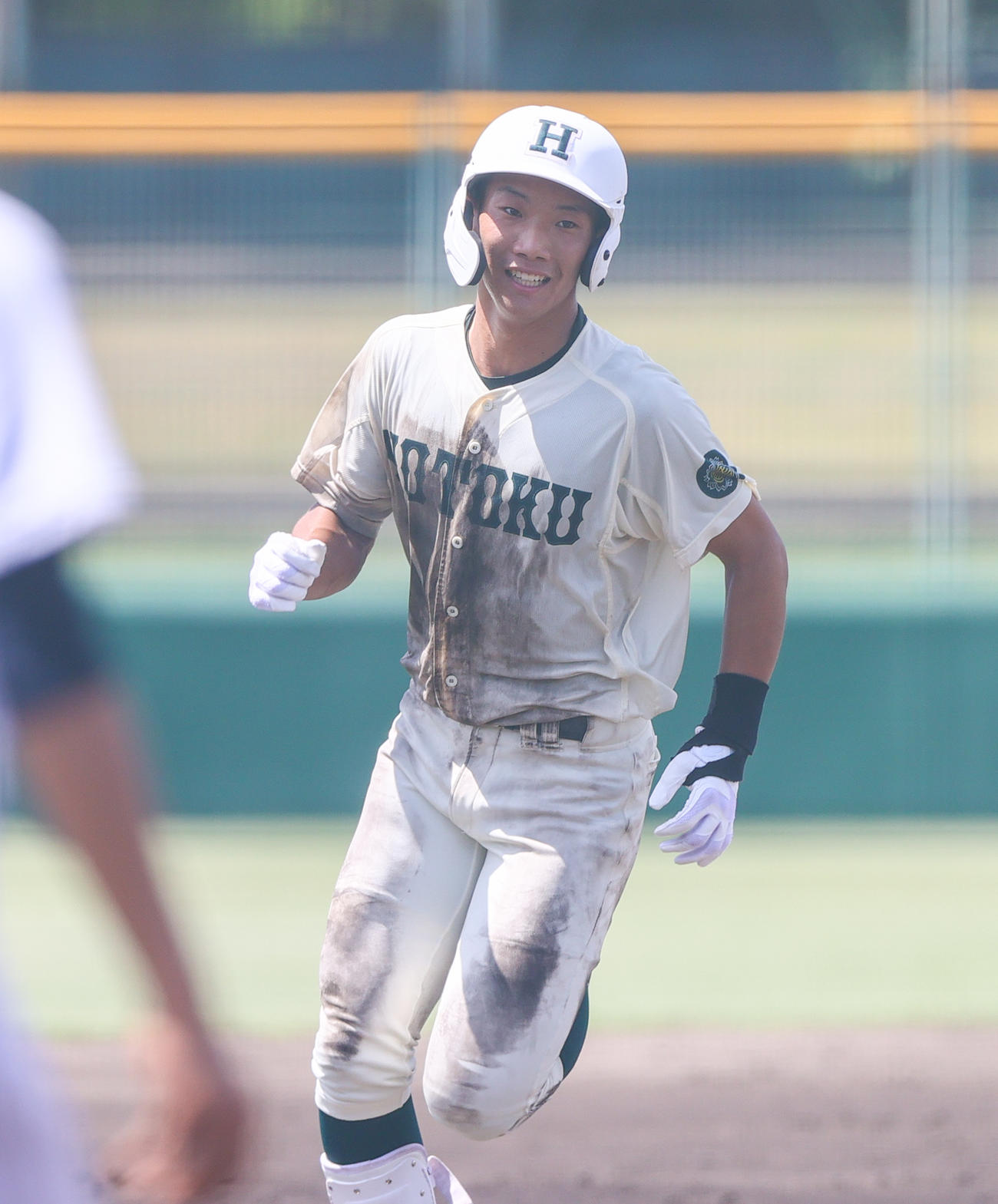 報徳学園対星陵　3回表報徳学園無死、安井は右越え本塁打を放ちダイヤモンドを1周する（撮影・上山淳一）