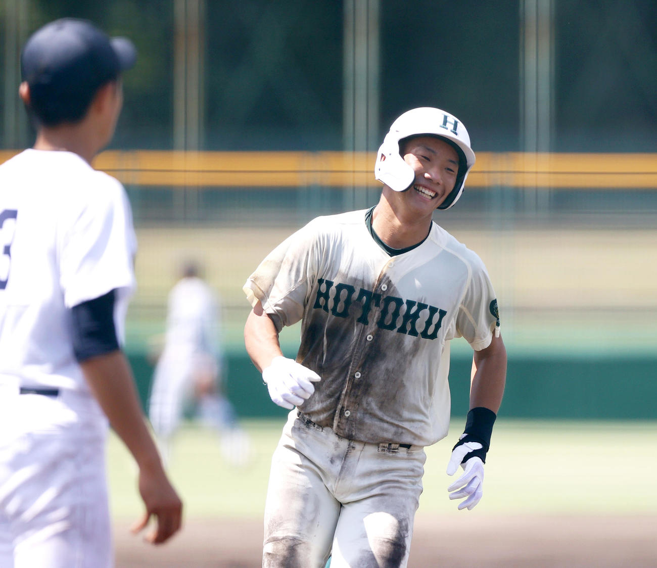 報徳学園対星陵　3回表報徳学園無死、安井は右越え本塁打を放ち笑顔でダイヤモンドを1周する（撮影・上山淳一）