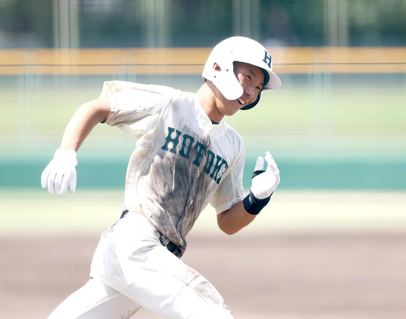 報徳学園対星陵　3回表報徳学園無死、安井は右越え本塁打を放ち笑顔でダイヤモンドを1周する（撮影・上山淳一）