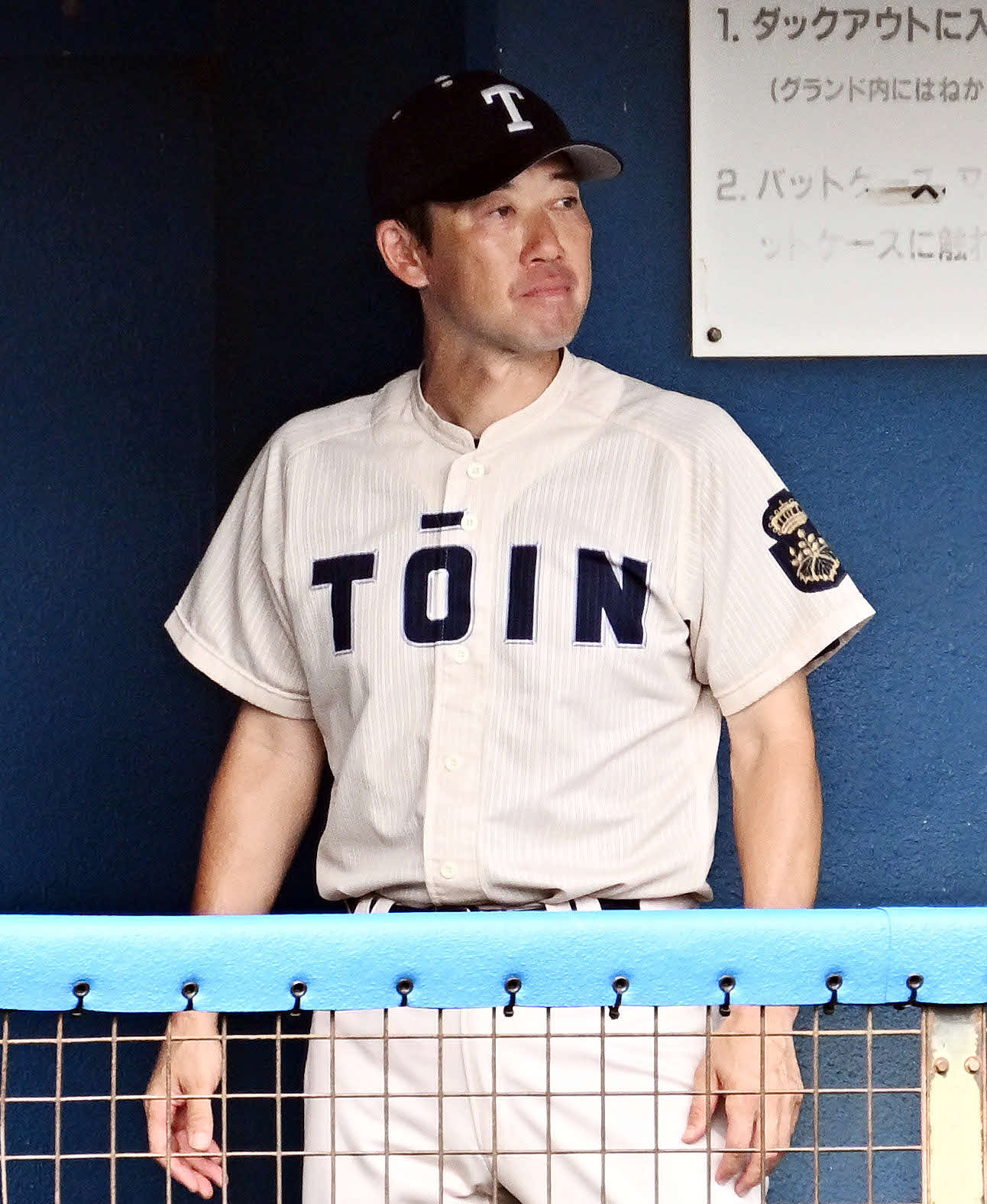桐蔭学園対慶応　戦況を見守る桐蔭学園・片桐監督（撮影・滝沢徹郎）