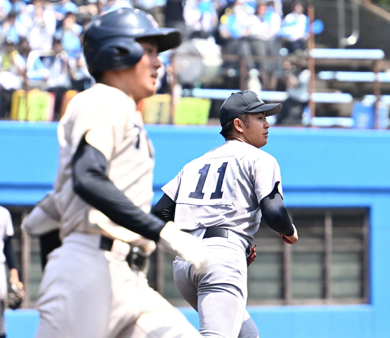 桐蔭学園対慶応　3回表桐蔭学園2死、杉本（手前）に右前打を許す吉野（撮影・滝沢徹郎）