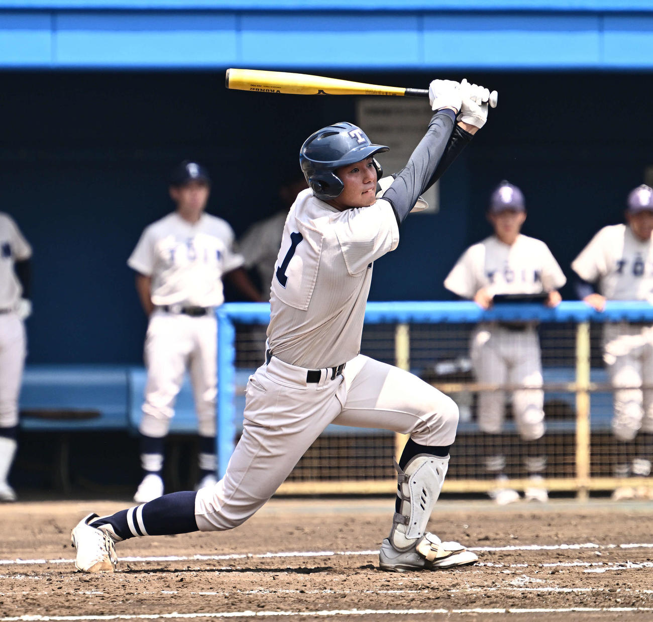 桐蔭学園対慶応　3回表桐蔭学園2死、杉本は右前打を放つ（撮影・滝沢徹郎）