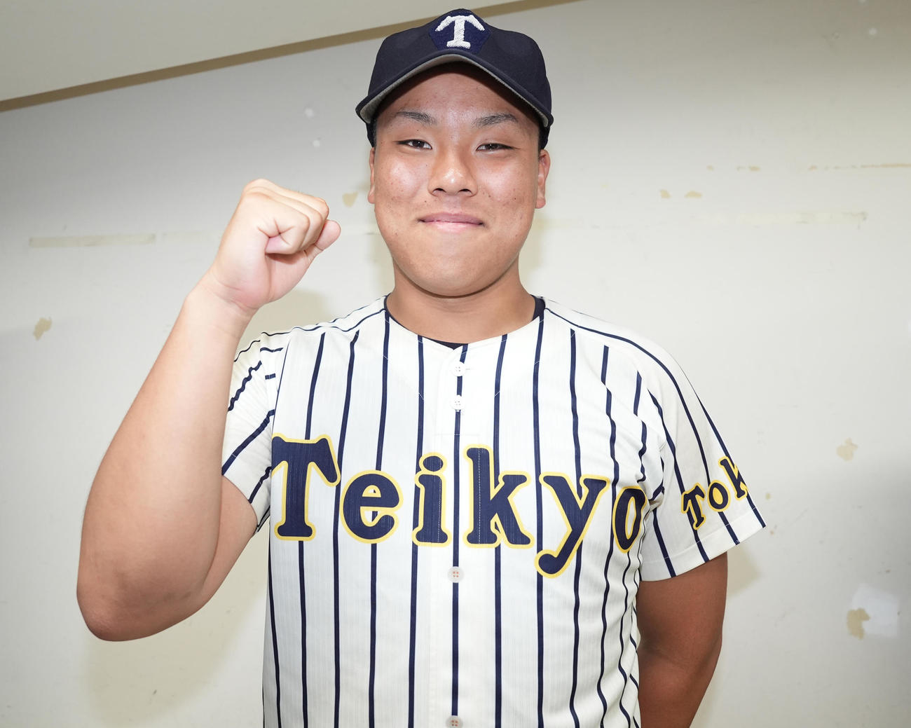 帝京対城東　試合後、笑顔でガッツポーズする帝京・奈良（撮影・鈴木みどり）