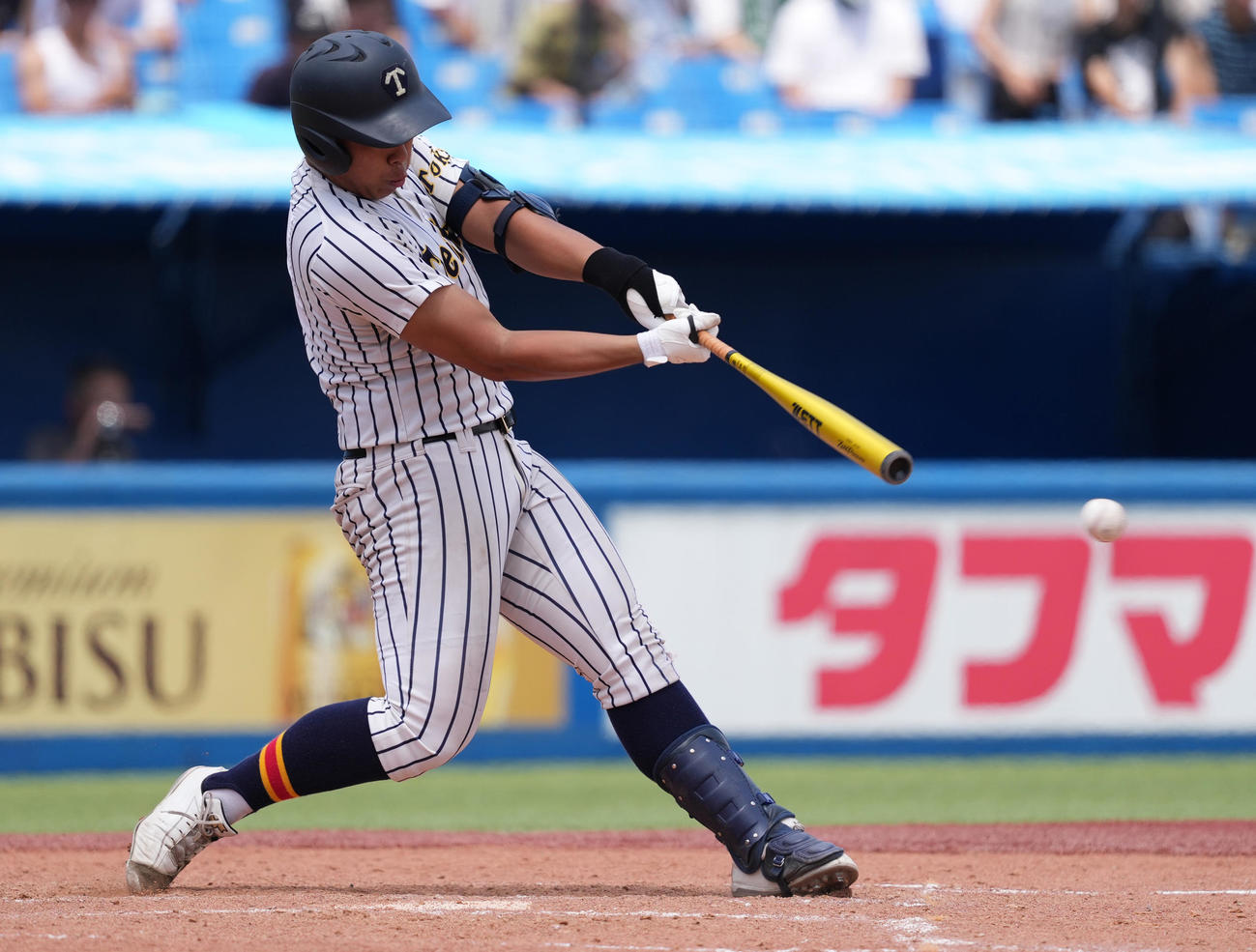 帝京対城東　7回表帝京2死一、二塁、左前適時打を放つ奈良（撮影・鈴木みどり）