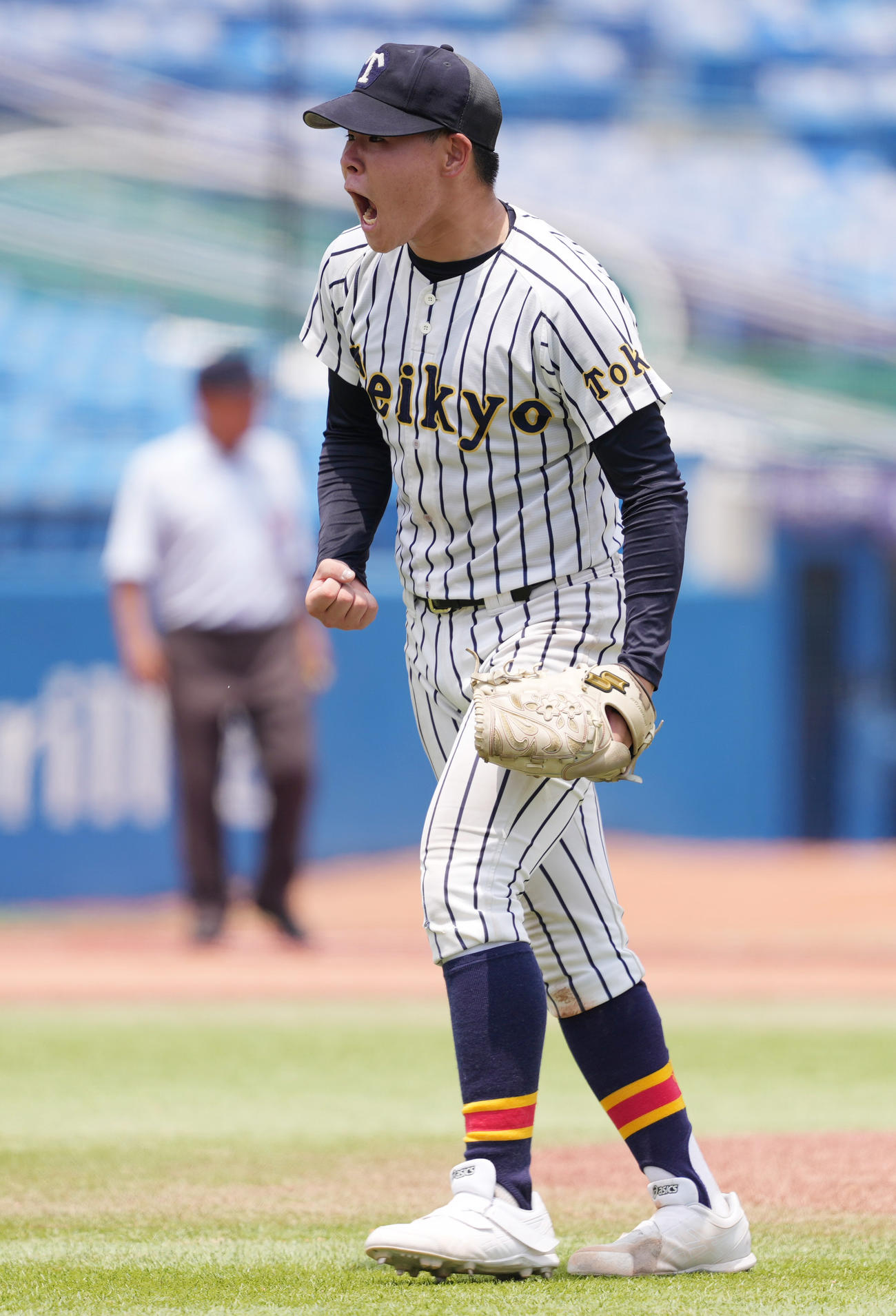 帝京対城東　完投勝利し、ガッツポーズする帝京・小野（撮影・鈴木みどり）