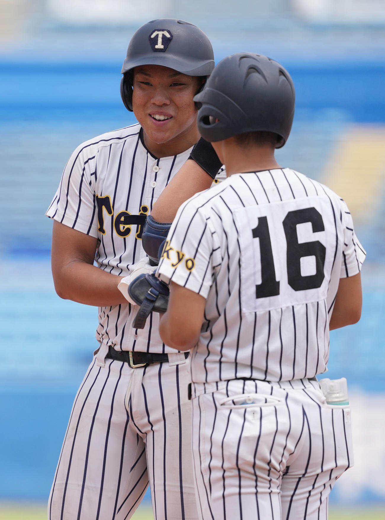 帝京対城東　7回表帝京2死一、二塁、左前適時打を放ち笑顔の奈良（左）（撮影・鈴木みどり）