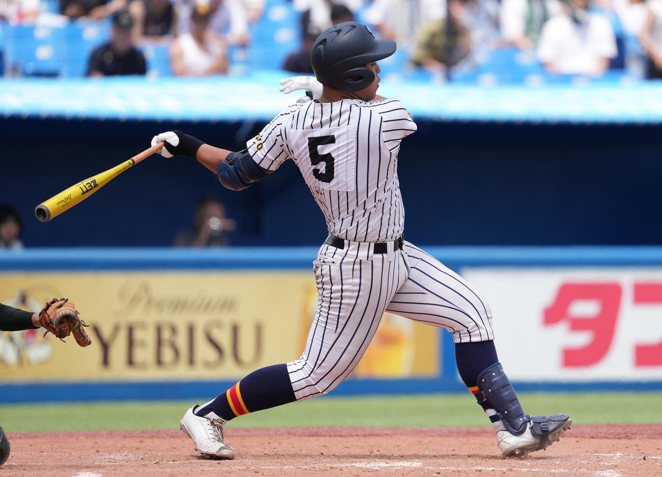帝京対城東　7回表帝京2死一、二塁、左前適時打を放つ奈良（撮影・鈴木みどり）