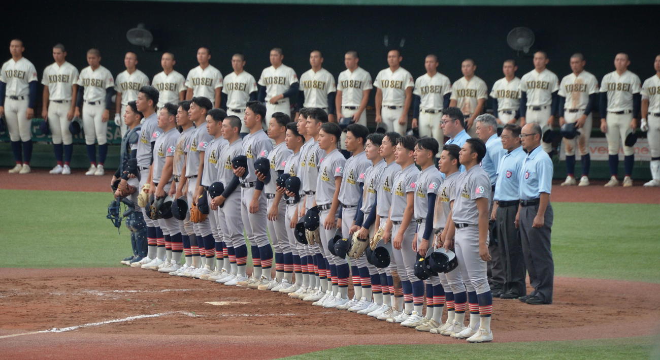 八戸学院光星対青森山田　6－1で勝利し、校歌を歌う青森山田ナイン（撮影・濱本神威）