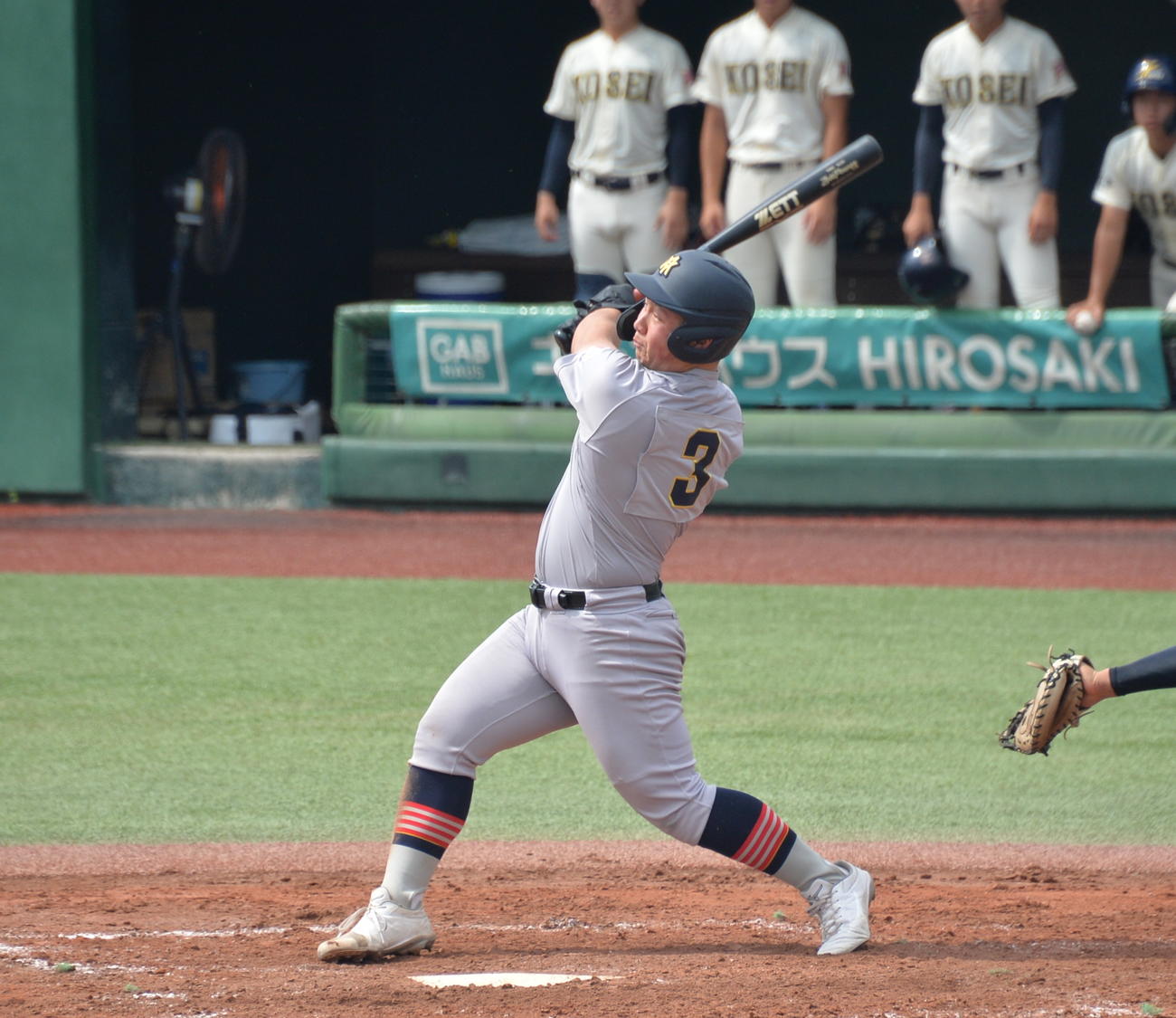 八戸学院光星対青森山田　5回2死二塁、中堅席に突き刺さる中越え2点本塁打を放つ青森山田・原田（撮影・濱本神威）