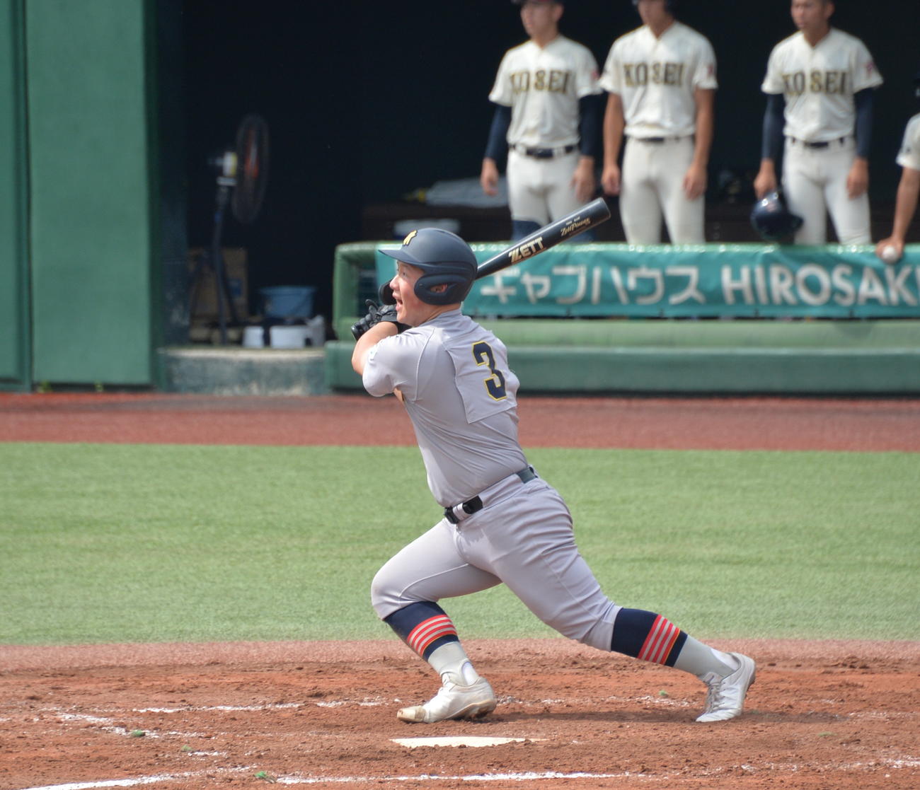 八戸学院光星対青森山田　5回2死二塁、中堅席に突き刺さる中越え2点本塁打を放つ青森山田・原田（撮影・濱本神威）