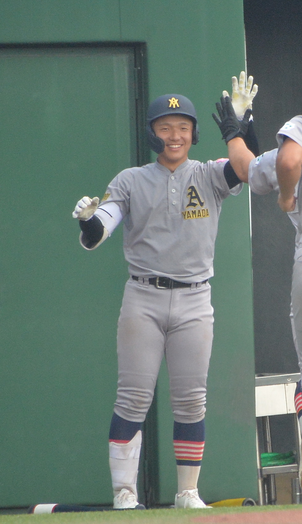 八戸学院光星対青森山田　4回無死一塁、右越え2点本塁打2点本塁打を放った青森山田・原田を笑顔で迎える橋場主将（撮影・濱本神威）