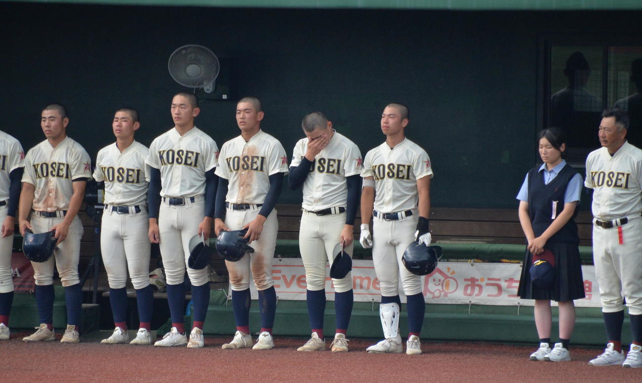 青森山田対八戸学院光　1－6で敗れ、八戸学院光星のエース左腕・岡本琉（中央）は顔を覆う（撮影・濱本神威）