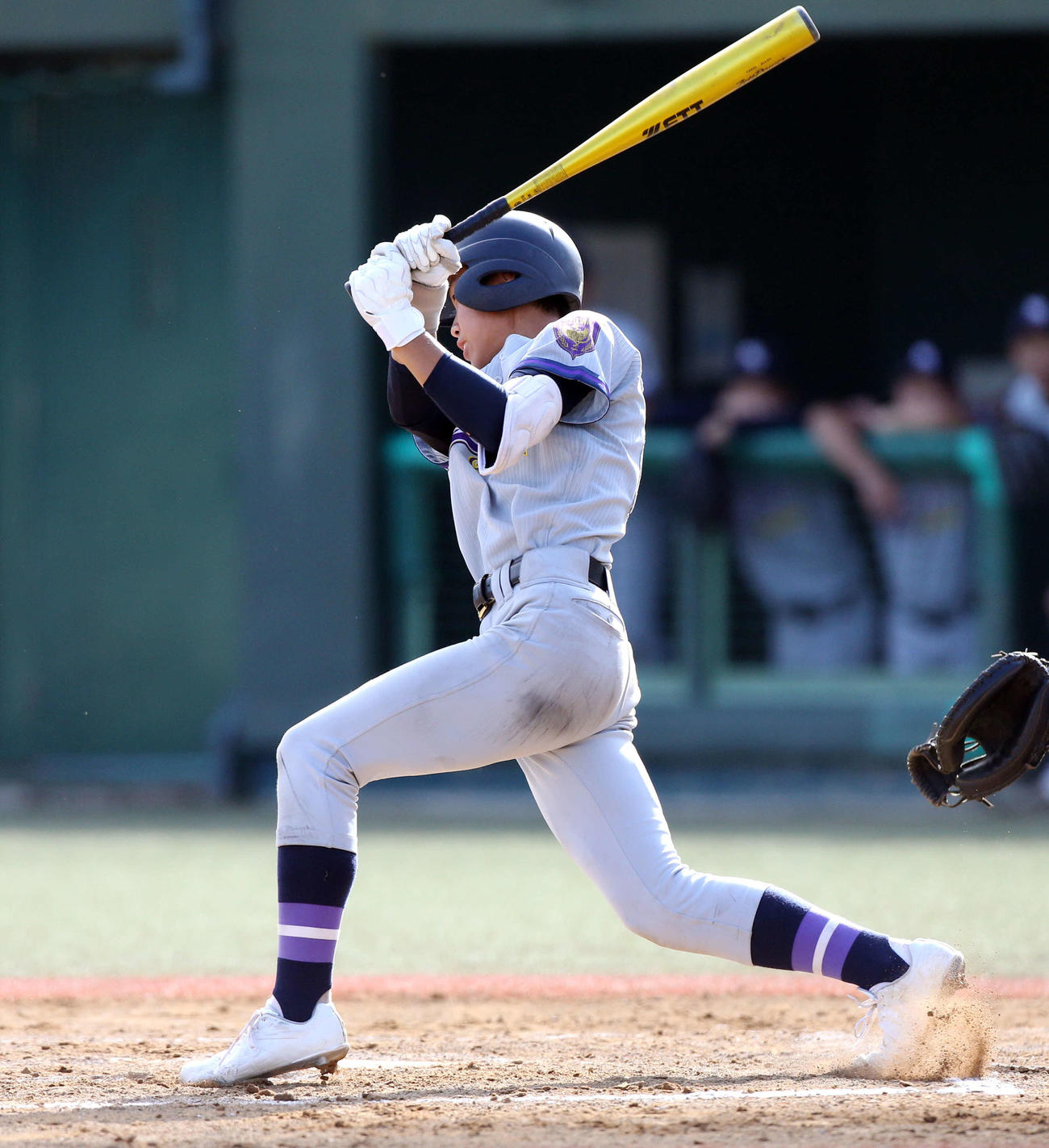 東陵対聖和学園　7回裏聖和学園2死一、二塁で勝ちこしの左前適時打を放つ聖和学園・中善寺（撮影・木村有優）