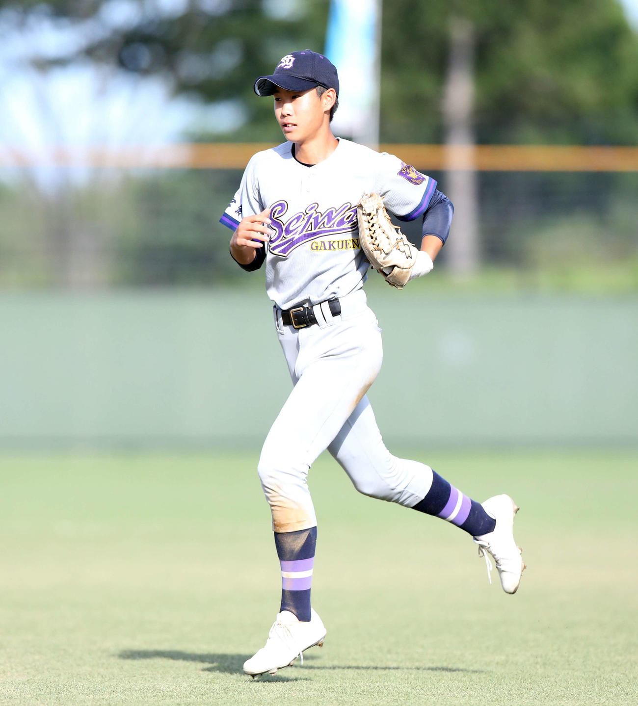 東陵対聖和学園　最終回の守備を終え、整列に走る聖和学園・中善寺（撮影・木村有優）