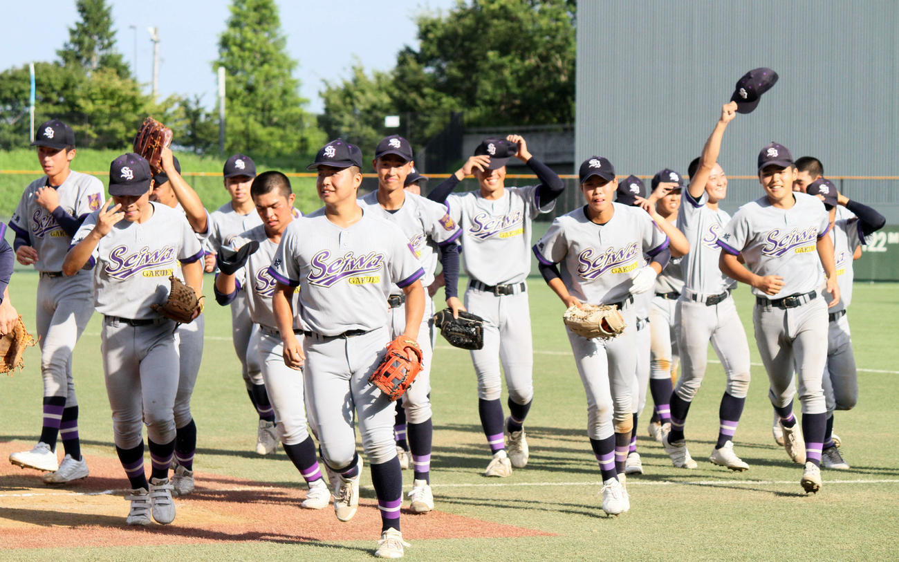 東陵対聖和学園　スタンドに勝利を報告する聖和学園ナイン（撮影・木村有優）