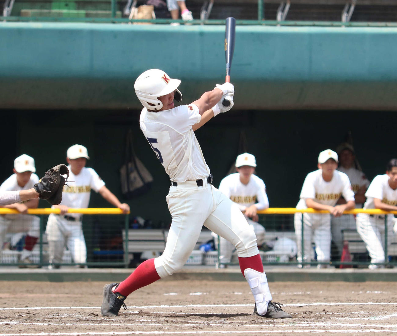 春日部対春日部共栄　2回裏春日部共栄1死一、三塁、中越えの適時二塁打を放つ平尾（撮影・野見山拓樹）