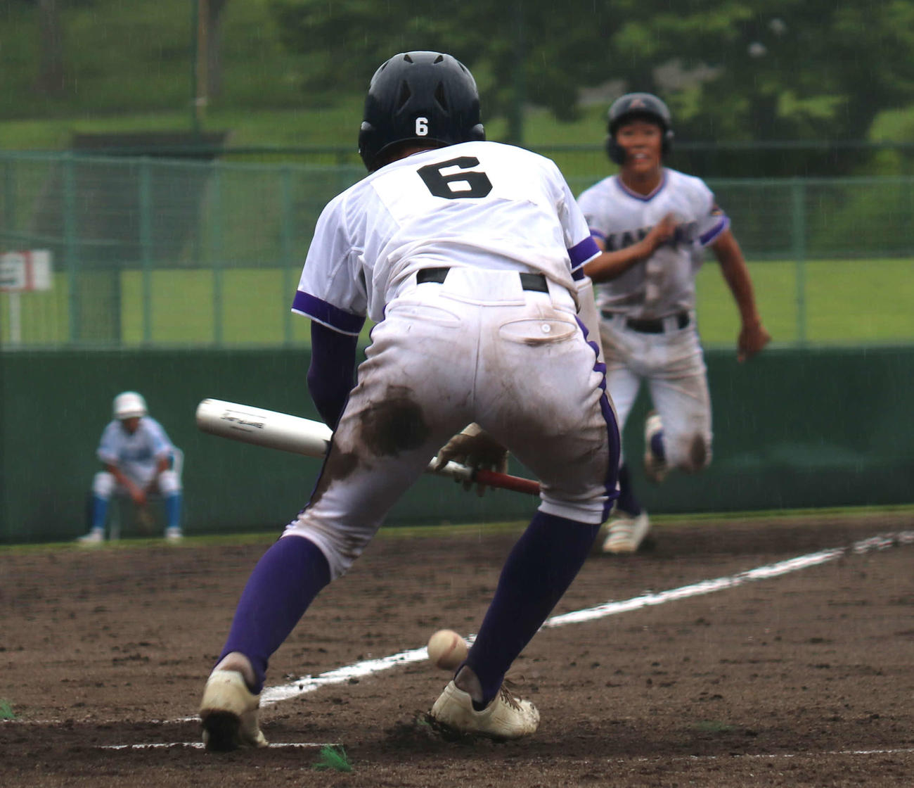 秋田工対金足農　5回裏金足農1死三塁、武藤がセーフティースクイズを敢行する（撮影・黒須亮）