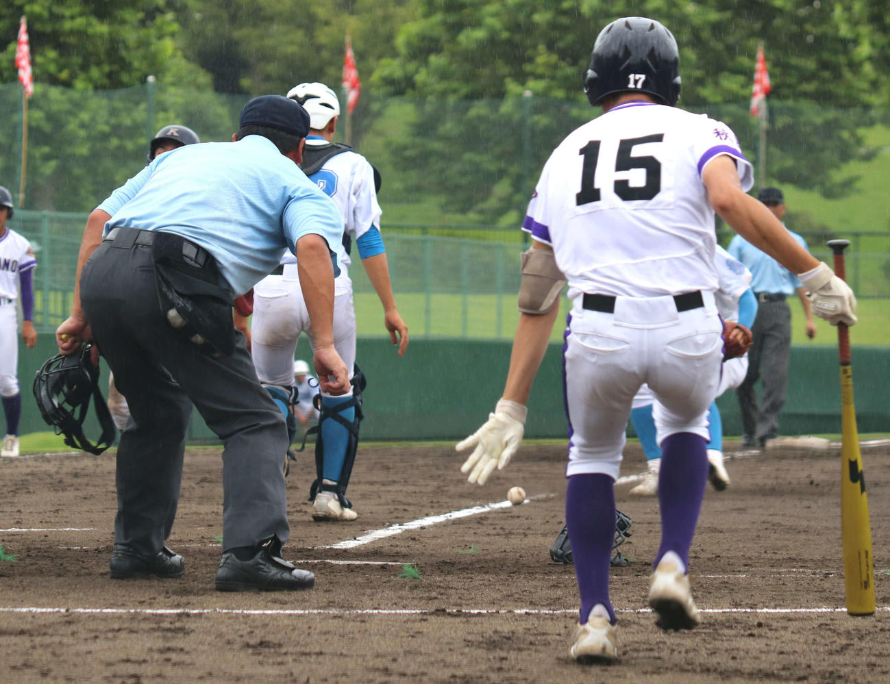 秋田工対金足農　5回裏金足農1死三塁、武藤のセーフティースクイズがライン上に残り内野安打となる（撮影・黒須亮）