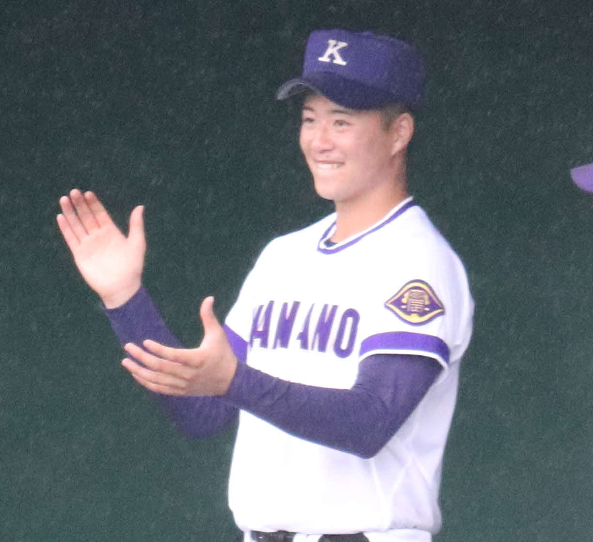 秋田工対金足農　ベンチから声援を送る金足農・吉田（撮影・黒須亮）