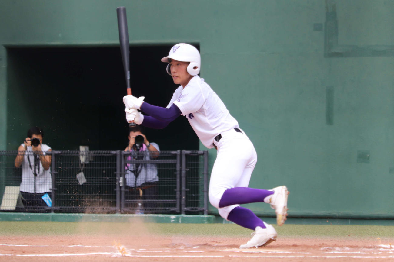 1回表、遊野選で出塁する二刀流の坂本（撮影・保坂淑子）