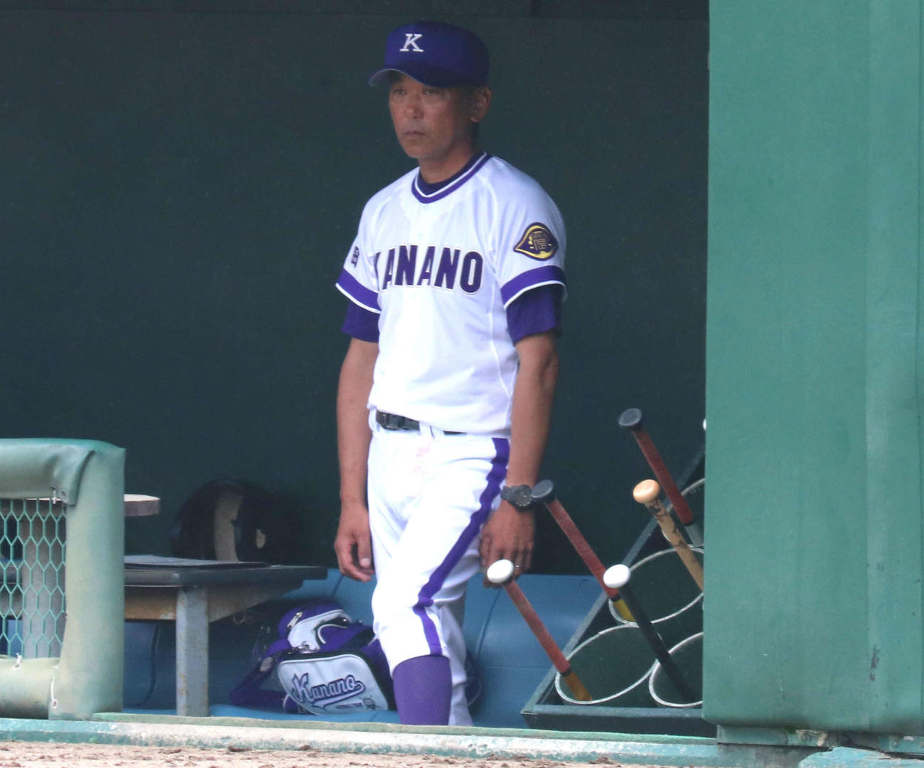 秋田工対金足農　戦況を見つめる金足農・中泉監督（撮影・黒須亮）