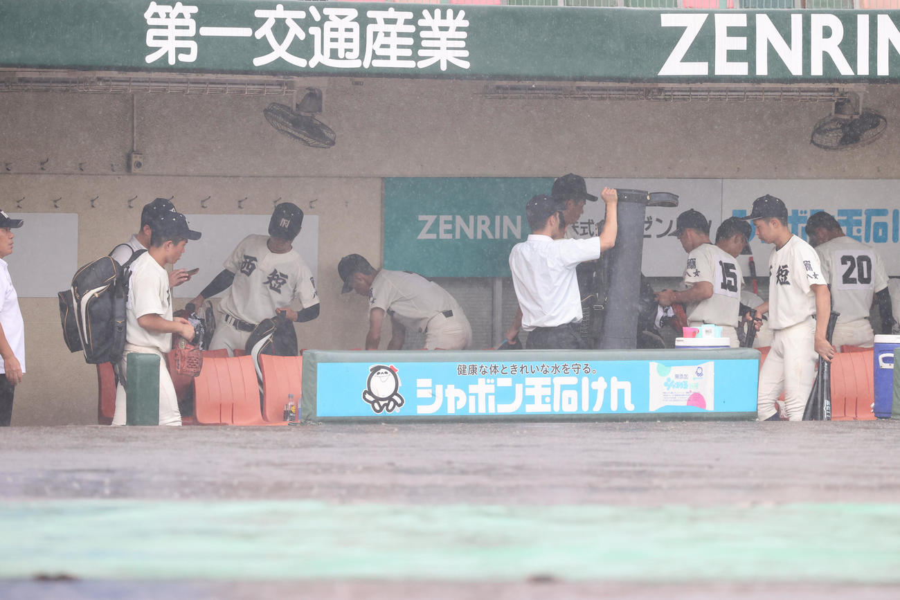 東海大福岡対西日本短大付　激しい雨で継続試合となり引き揚げる西日本短大付ナイン（撮影・梅根麻紀）