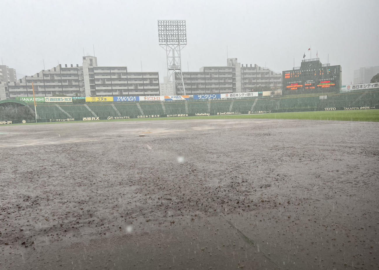 東海大福岡対西日本短大付　激しい雨で試合は中止となった（撮影・梅根麻紀）