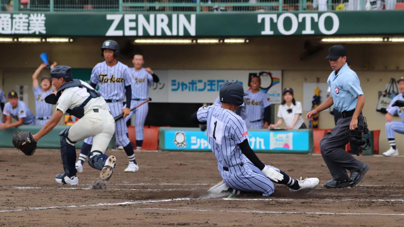 東海大福岡対西日本短大付　3回表東海大福岡1死、三塁、唐崎は中犠飛を放ちその間に佐藤は生還する（撮影・鬼束羽瑠菜）