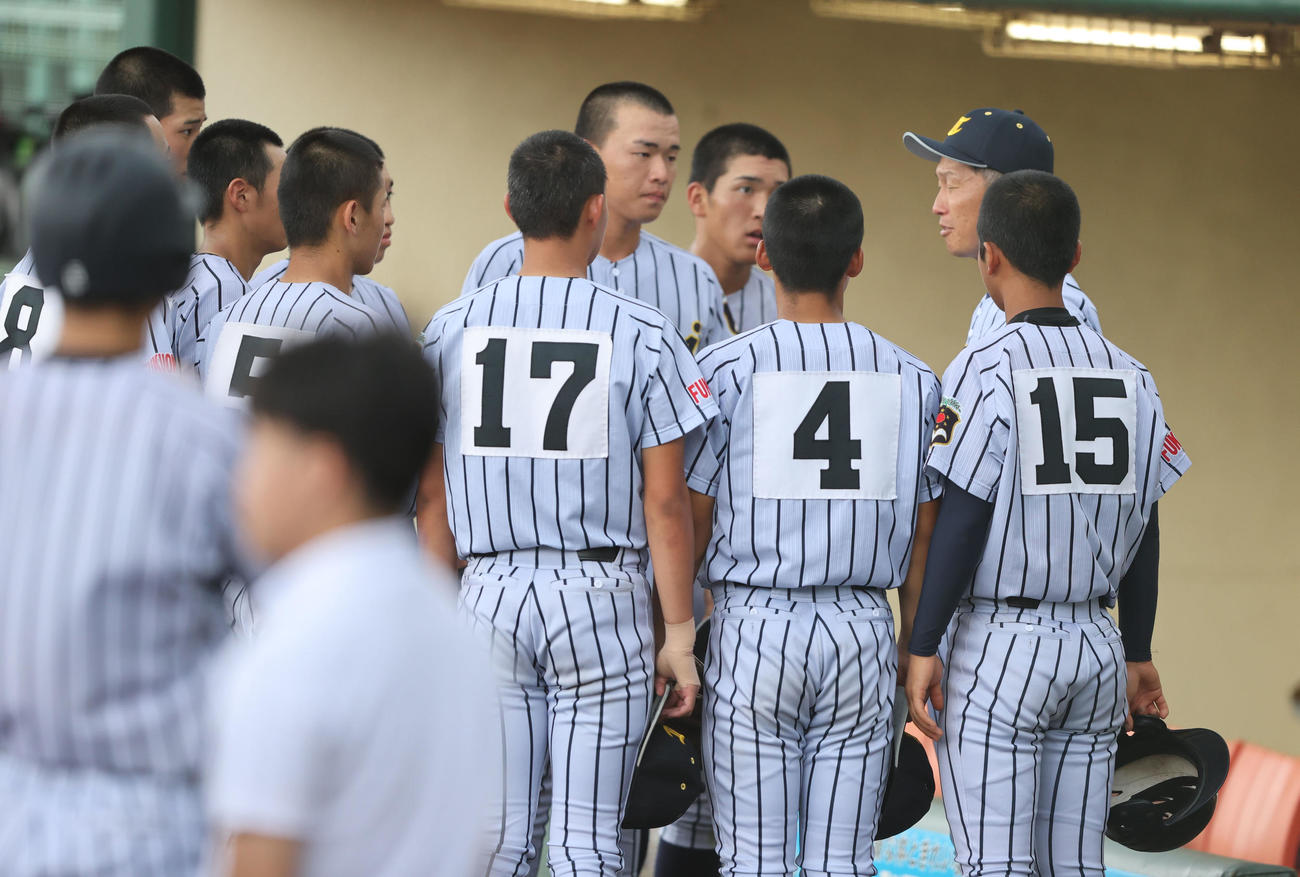 東海大福岡対西日本短大付　ナインをベンチ前に集め話をする東海大福岡の中村監督（撮影・梅根麻紀）