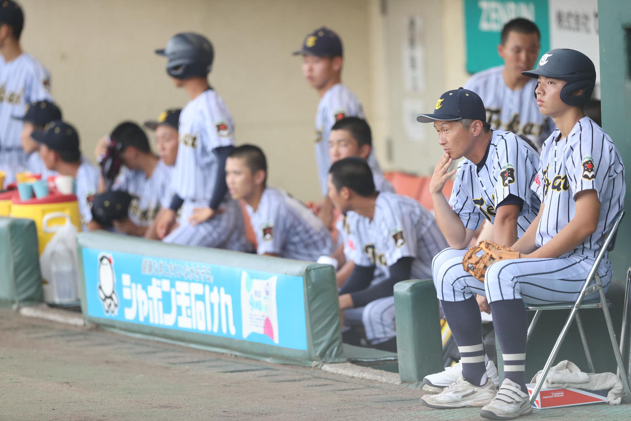 東海大福岡対西日本短大付　ベンチから試合を見守る東海大福岡の中村監督（撮影・梅根麻紀）