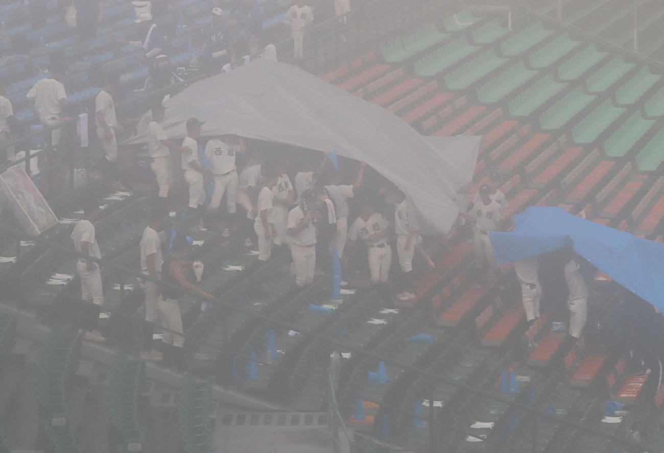 東海大福岡対西日本短大付　雨が降り始め雨宿りする西日本短大付ナイン（撮影・鬼束羽瑠菜）
